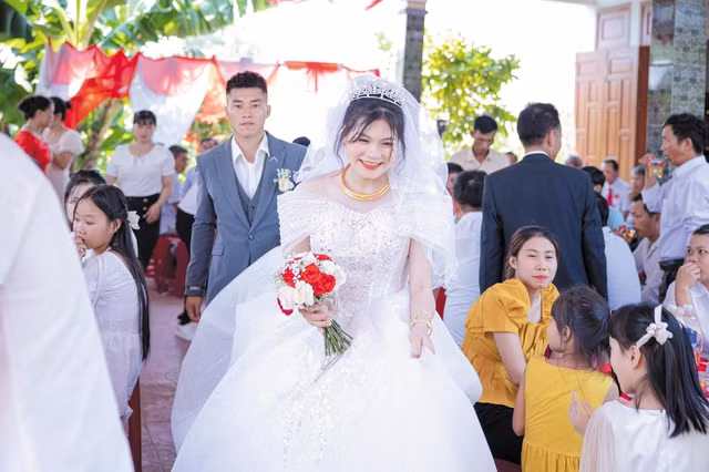 Cặp đôi Vang và Hiếu đã có một thời gian dài tìm hiểu sau đó mới tiến đến hôn nhân. Tuy nhiên do cả hai cùng là cầu thủ nên chuyện tình cảm của cặp đôi này khá kín tiếng