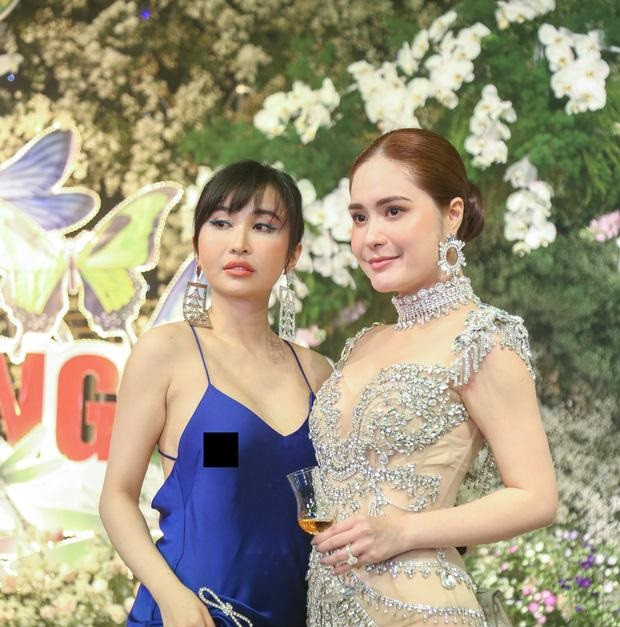 Tạm gác lại việc liệt kê tiệc sinh nhật của Đoàn Di Băng khủng thế nào, dàn khách mời cũng gây chú ý không kém. Nổi bật trong số đó là Minh Nhựa và vợ 2 Mina Phạm.