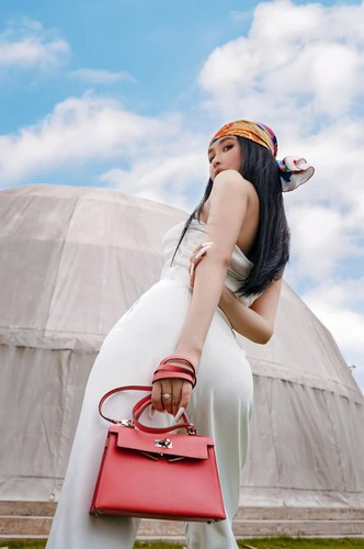 Ở một số khoảnh khắc, đề phòng việc "hớ hênh", lộ những thứ không nên lộ, Mina Phạm liên tục phải dùng tay, che chắn phía trước.