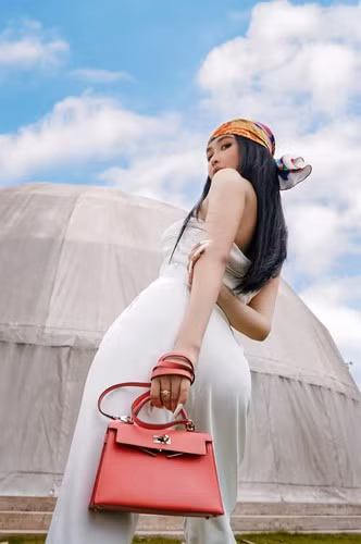 Ở một số khoảnh khắc, đề phòng việc "hớ hênh", lộ những thứ không nên lộ, Mina Phạm liên tục phải dùng tay, che chắn phía trước.