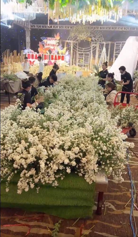 Tối Valentine nếu những ai có đôi có cặp sẽ ra ngoài dạo phố nhân ngày Tình nhân. Còn dân FA, làm gì cho hết đêm, câu trả lời là vào "hóng" sinh nhật nữ đại gia quận 7 - Đoàn Di Băng