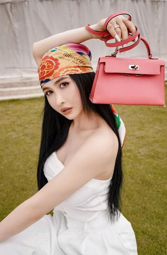 Vì muốn phô diễn đôi gò bồng đào nóng bỏng, Mina Phạm chơi lớn khi quyết định "thả rông".