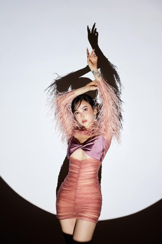 Nhiều người dành lời khen có cánh cho mẹ 2 con với thân hình chuẩn đẹp đồng hồ cát.