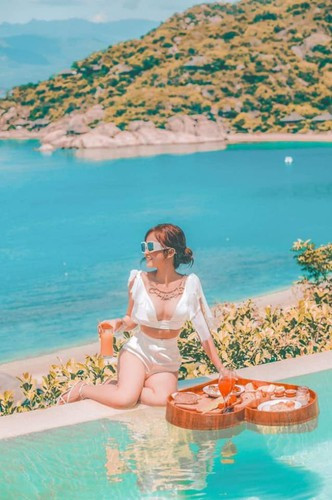 Trên trang cá nhân, Mina Phạm cũng đăng tải một clip ngắn về việc tham dự buội tiệc. Tuy nhiên, góc chụp này vô cùng kín đáo.