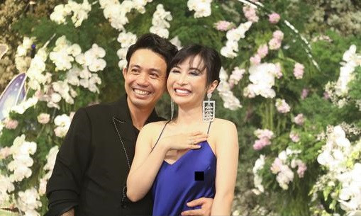 Để không lép vế trước một Đoàn Di "chanh sả", vợ 2 đại gia họ Phạm đã chọn chiếc váy 2 dây ôm trọn thân hình.