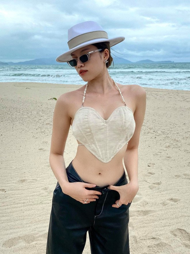 Một số giải thưởng khi hoạt động nghệ thuật trước khi trở thành một MC thực thụ là danh hiệu cú đúp Miss hình thể, Miss tài năng trong cuộc thi Miss Ngôi Sao; top 15 Hoa hậu Hoàn vũ Việt Nam.