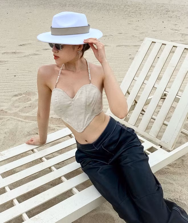 Dù tuổi đời còn khá trẻ nhưng nữ MC đã có được bề dày kinh nghiệm và định hình phong cách vừa năng động, hiện đại vừa quyến rũ và xinh đẹp.