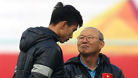 Chưa hết, ngày 31/5, Văn Hậu tiếp tục đá giao hữu với Jordan ở UAE. Sau đó, hậu vệ này lần lượt thi đấu 12 phút cuối trận thắng 4-0 Indonesia (7/6), đá đủ trận thắng 2-1 Malaysia (11/6) và thi đấu 60 phút đầu trận thua 2-3 UAE (15/6).