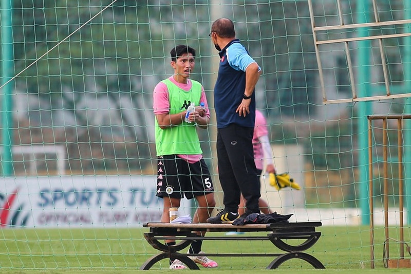 Dù CLB Hà Nội không nói ra, nhưng HLV Park Hang Seo dường như đã sử dụng Văn Hậu một cách vội vã dẫn đến việc tái phát chấn thương. Ông thầy người Hàn đã mạo hiểm dùng Văn Hậu ở vòng loại thứ hai World Cup 2022 tổ chức tại UAE.