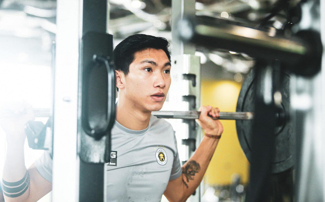 Tương tự với đội tuyển Việt Nam, Văn Hậu mới chỉ có 5 tháng hồi phục, nhưng đã được HLV Park Hang Seo tung vào sân ở các trận đấu với Indonesia, Malaysia và UAE.