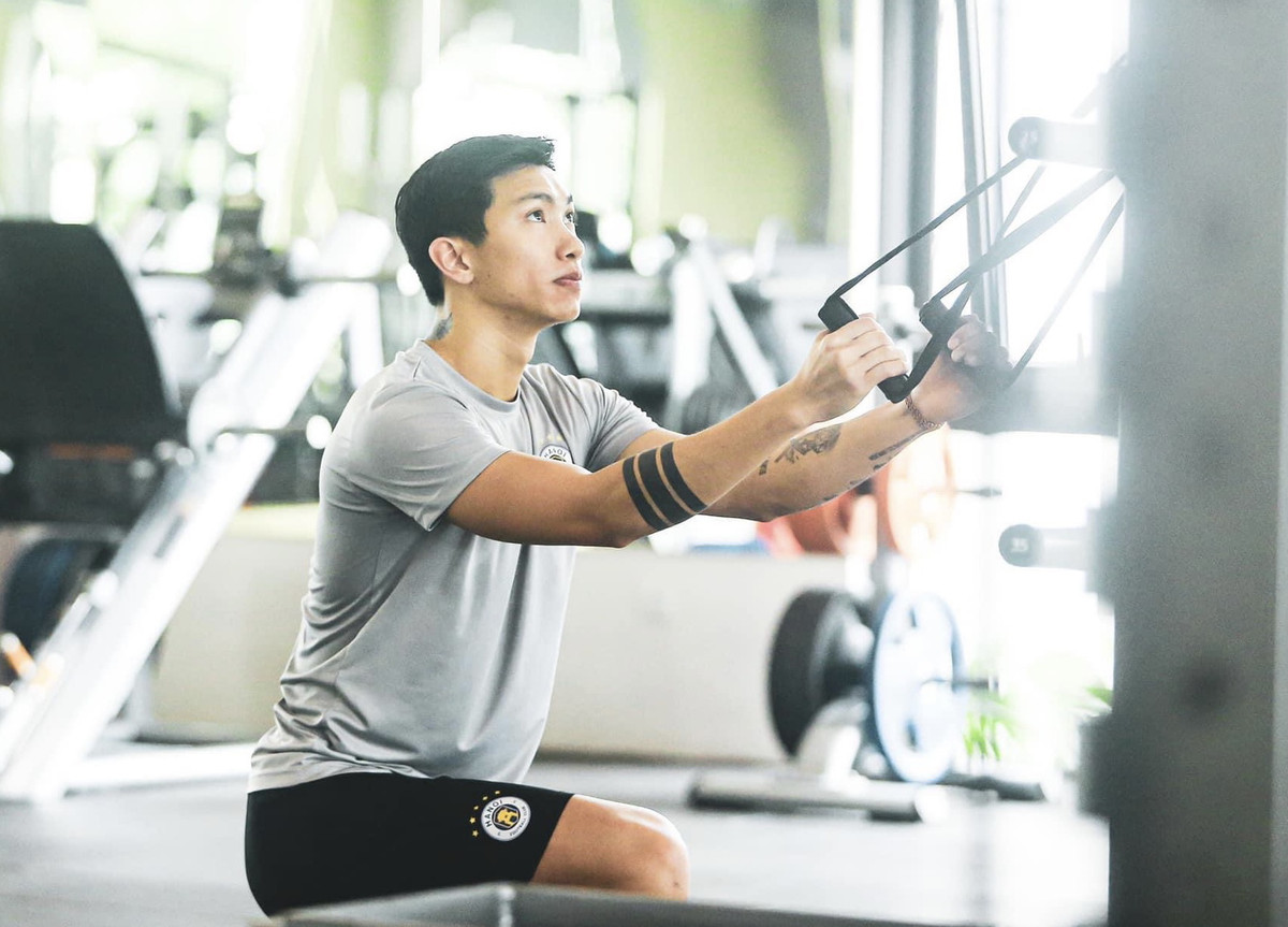 Nhưng chỉ khoảng hai tháng sau Đoàn Văn Hậu được HLV Chu Đình Nghiêm sử dụng ở V-League trong giai đoạn cực khốc liệt cuối mùa giải. Hệ quả, Văn Hậu lên bàn mổ.