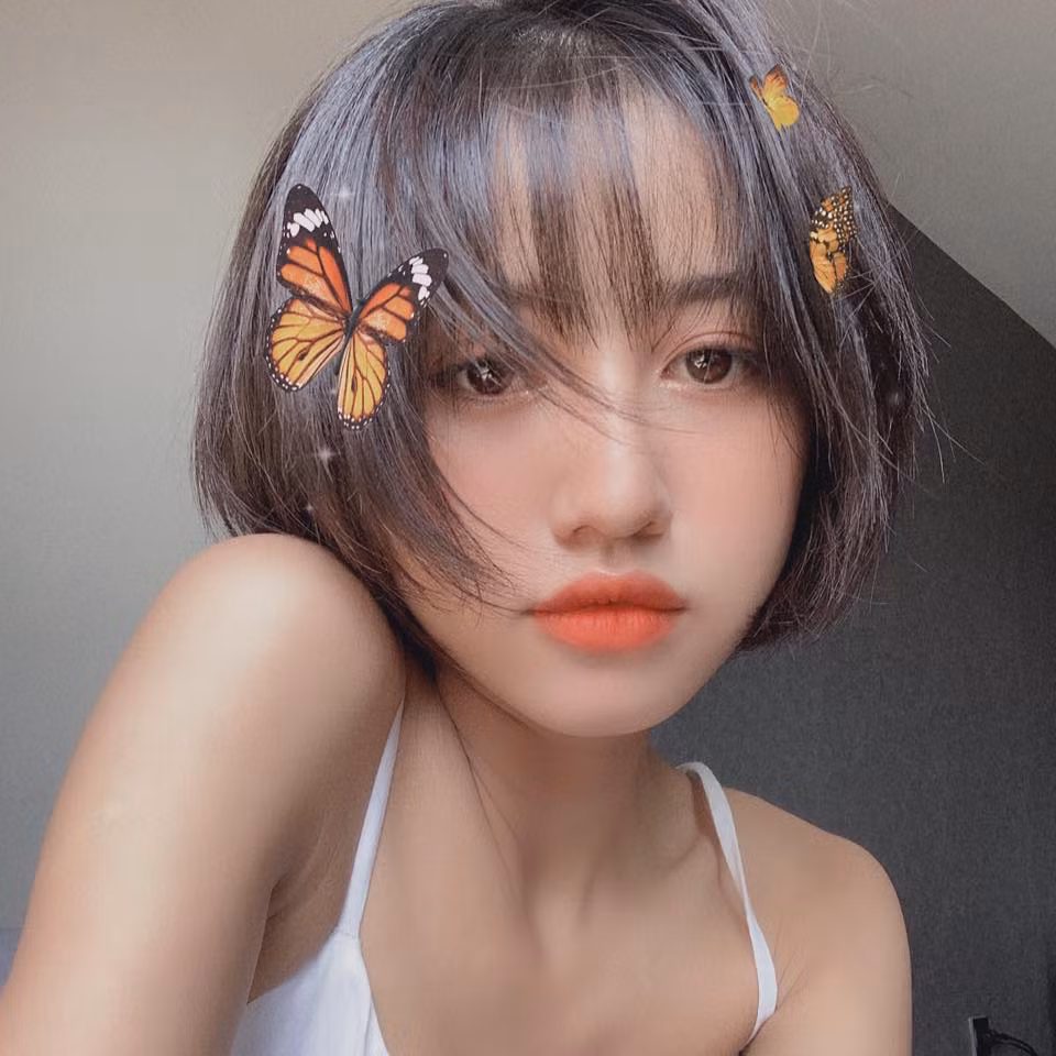 Bên cạnh gương mặt cá tính, Trịnh Thảo còn sở hữu thân hình nhỏ nhắn. Cô nàng đưa tới cho khán giả một hình dung về những cô học sinh láu cá của lớp. Cô nàng gốc xứ Thanh cũng gây ấn tượng về gương mặt xinh đẹp của mình.