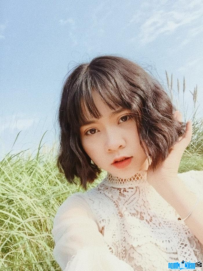 Ngô Lan Hương nổi tiếng với những bản cover ngọt ngào trên Youtube, Facebook và các social media của cô nàng cũng thu hút sự theo dõi của CĐM.