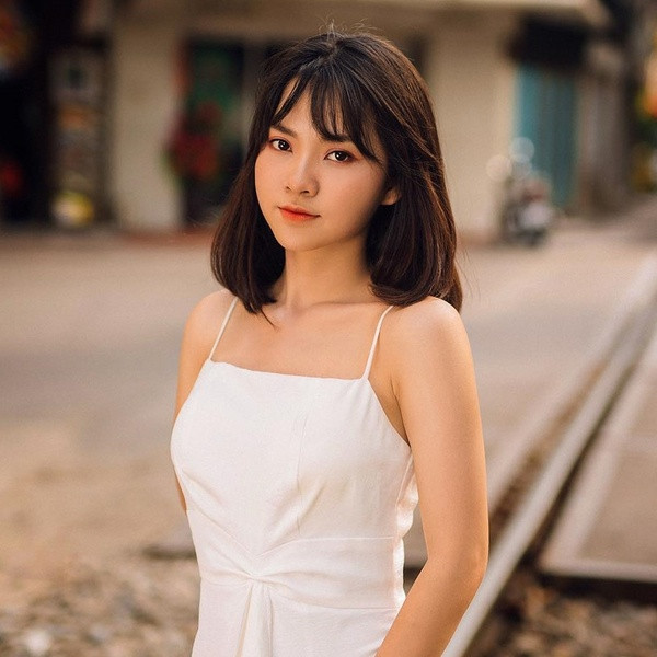 Ngô Lan Hương (sinh viên khoa Kinh tế Đối ngoại, trường Đại học Ngoại thương, Hà Nội) được biết đến nhờ loạt clip diện màu áo câu lạc bộ bóng đá nổi tiếng thế giới – Barca chơi đàn và hát.