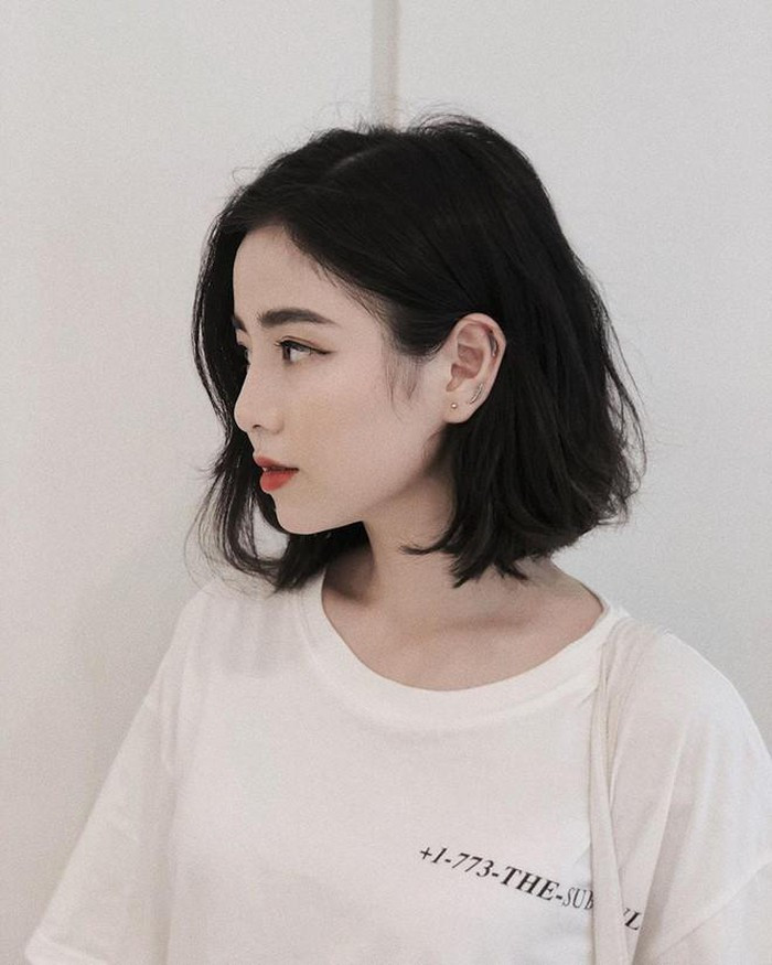 Nam Thương sở hữu gương mặt bầu bĩnh, đôi mắt to tròn cùng làn da trắng muốt. Trong những bức ảnh đăng tải trên trang cá nhân của mình, lúc nào cô nàng cũng xuất hiện những biểu cảm vô cùng đáng yêu và dễ thương.