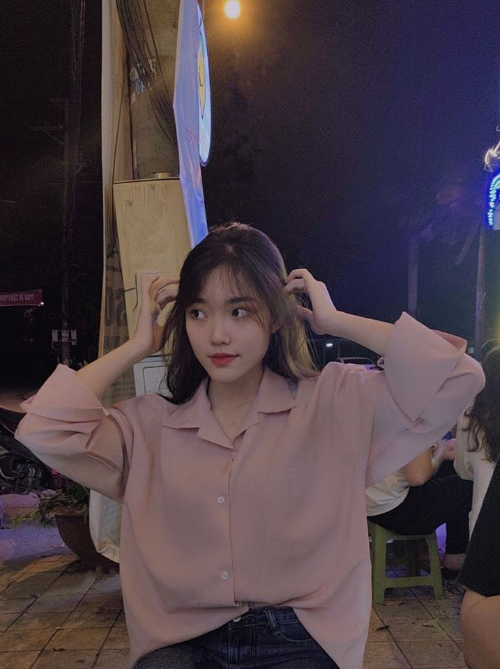 Trái ngược với suy nghĩ của phần đông mọi người rằng con gái xinh đẹp thường học không giỏi, Thu Nguyệt là một cô gái có thành tích rất tốt trong học tập, đã vậy lại còn hát rất hay và đặc biệt giỏi võ.