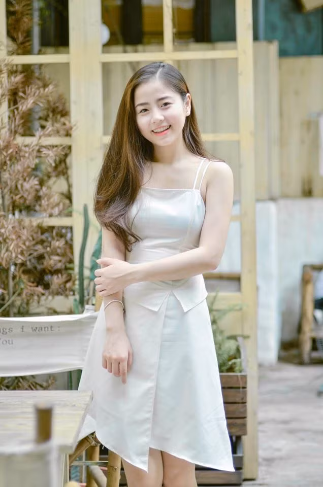 Không chỉ được biết đến là hot girl nổi tiếng xứ Thanh, Nam Thương còn được biết đến với vai trò vợ của hot boy Ba Duy và mẹ của bé Đậu một hiện tượng mạng nhí mới nổi trên MXH.