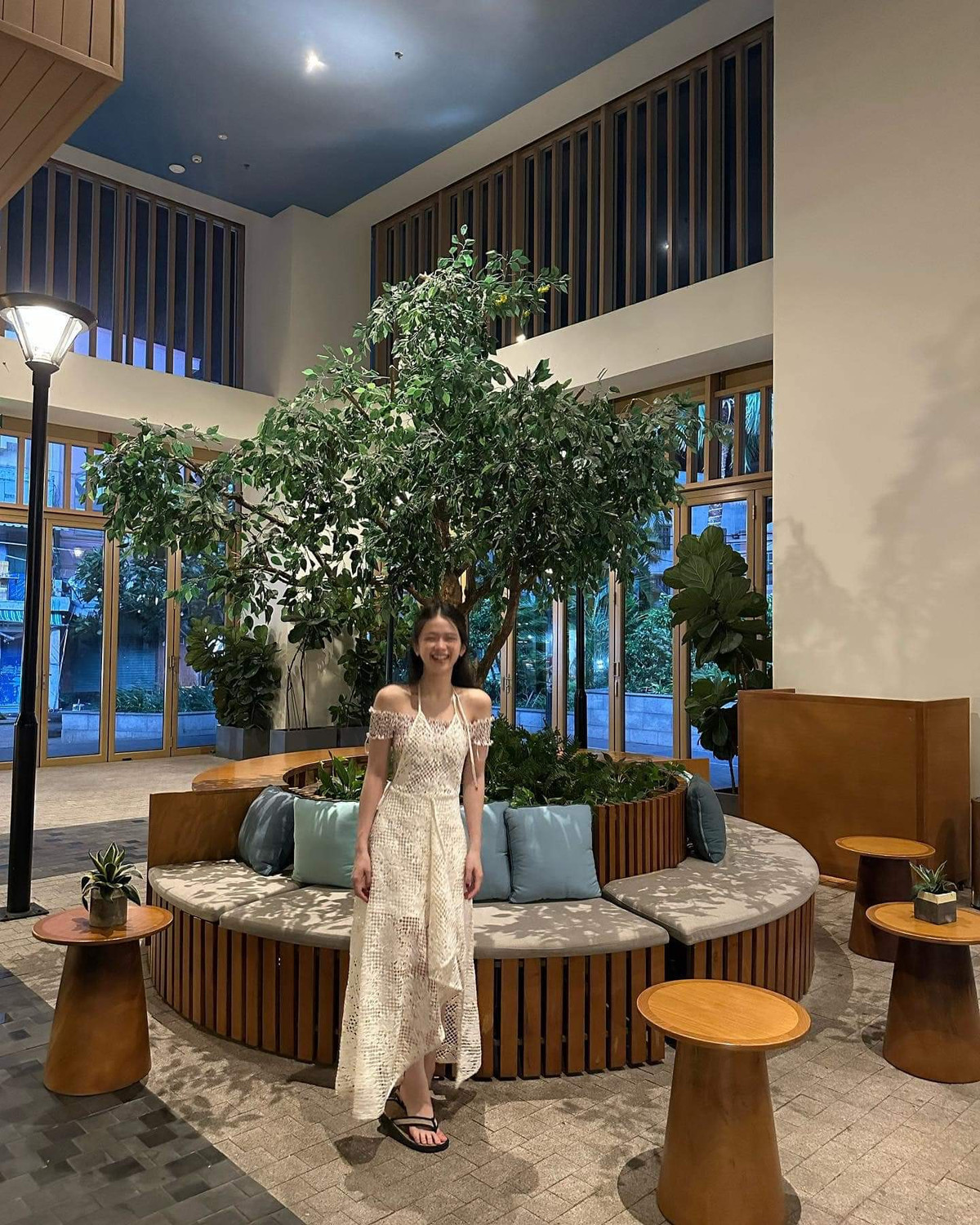 Thay vì mặc đồ hiệu, Linh Ka liên tục lăng xê trang phục của các thương hiệu Việt (Ảnh: @linggka109).