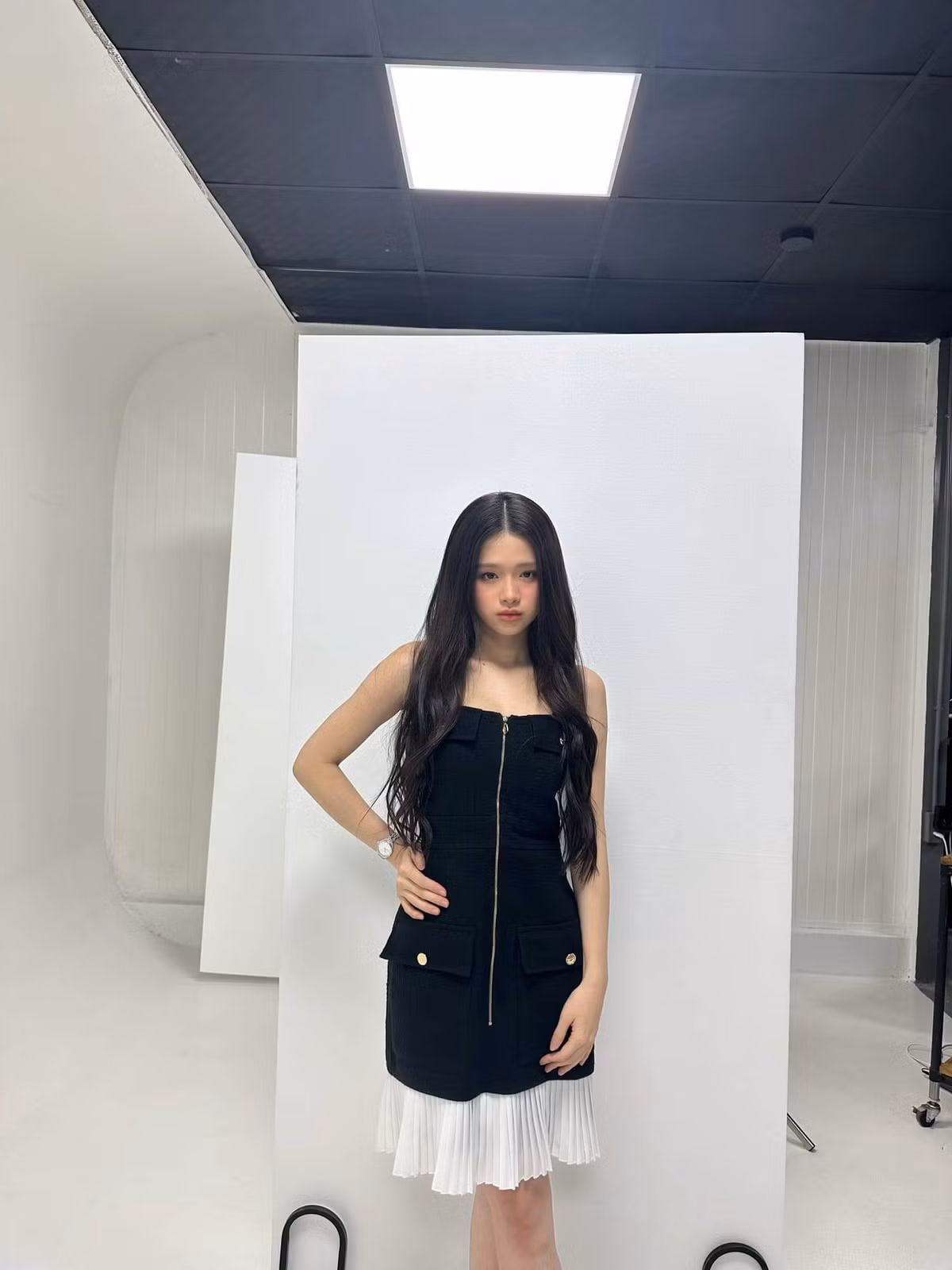 Linh Ka quyết tâm theo đuổi hình tượng lấy cảm hứng từ phong cách Lolita (văn hóa thời trang đến từ đất nước Nhật Bản). Khi diện mẫu váy trắng điệu đà có những phần bèo nhún tạo điểm nhấn, hot girl Hà thành kết hợp cùng vòng cổ lạ mắt và kiểu tóc hai chùm trông vừa cá tính, vừa sang chảnh (Ảnh: @linggka109).