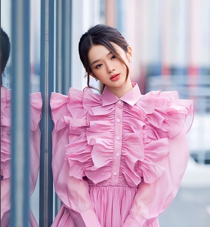 Gần đây, Linh Ka gây chú ý nhờ có sự thay đổi lớn trong phong cách thời trang.