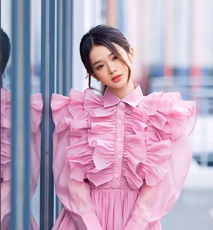 Gần đây, Linh Ka gây chú ý nhờ có sự thay đổi lớn trong phong cách thời trang.