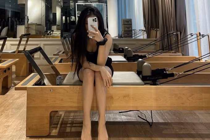 Sau khoảng thời gian ra mắt với vai trò ca sĩ, Linh Ka thành công theo đuổi hình ảnh "kẹo ngọt", nữ tính. Những bộ đồ được nữ ca sĩ diện cũng được lựa chọn kỹ càng, chỉn chu hơn trước.