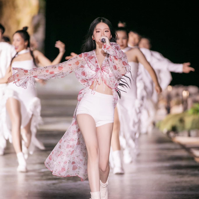 Không còn diện những "bộ cánh" sến súa, đứng tuổi, hot girl Linh Ka đã biết cách biến mình trở nên nữ tính, thời thượng hơn.