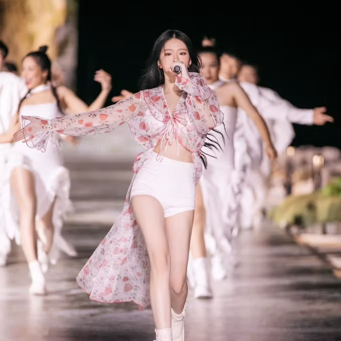 Không còn diện những "bộ cánh" sến súa, đứng tuổi, hot girl Linh Ka đã biết cách biến mình trở nên nữ tính, thời thượng hơn.