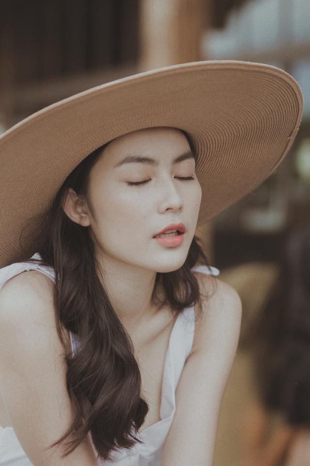 Helly Tống tên thật là Tống Khánh Linh, nàng hot girl lookbook sở hữu chiều cao lý tưởng (1m72), gương mặt sắc nét, hút hồn và ăn ảnh.