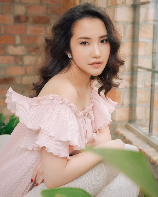 Primmy Trương tên thật là Trương Minh Xuân Thảo, sinh năm 1992, là con gái của bà Võ Thị Xuân Trang – hiệu trưởng trường Phát triển cá nhân và đào tạo tài năng John Robert Powers Việt Nam, là ngôi trường được mệnh danh chỉ dành cho hội con nhà giàu theo học những kỹ năng của giới thượng lưu.