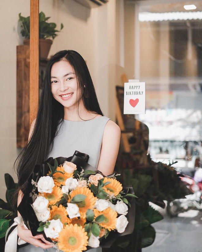 Helly Tống sinh ra trong một gia đình có truyền thống kinh doanh và đã tự mình lập nghiệp từ rất sớm. Gia đình đã hậu thuẫn cho cô có được những bước khởi nghiệp đầu tiên thật vững chắc ở tuổi 19.