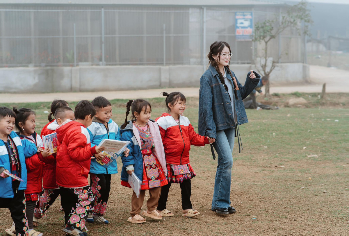 Đứng trước bình luận tiêu cực, Chao đáp trả: "Mình là đại sứ của dự án nuôi em, giúp 1.000 bé được nhận nuôi trong 5 tháng qua. Riêng mình đang nuôi 24 em. Mình mang 400 phần quà bao gồm 130 áo ấm, 150 sách, 130 bịch sữa".