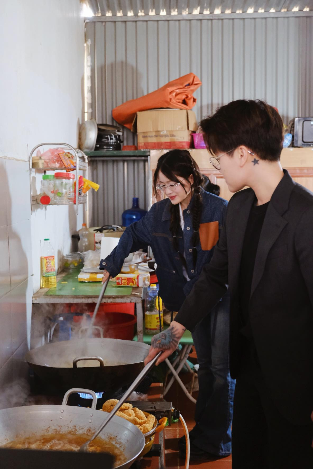 Tuy nhiên, cũng có một dân mạng để lại bình luận tiêu cực: "Giàu vậy mà cho mỗi gà rán thôi à, trên đó thiếu gì gà".