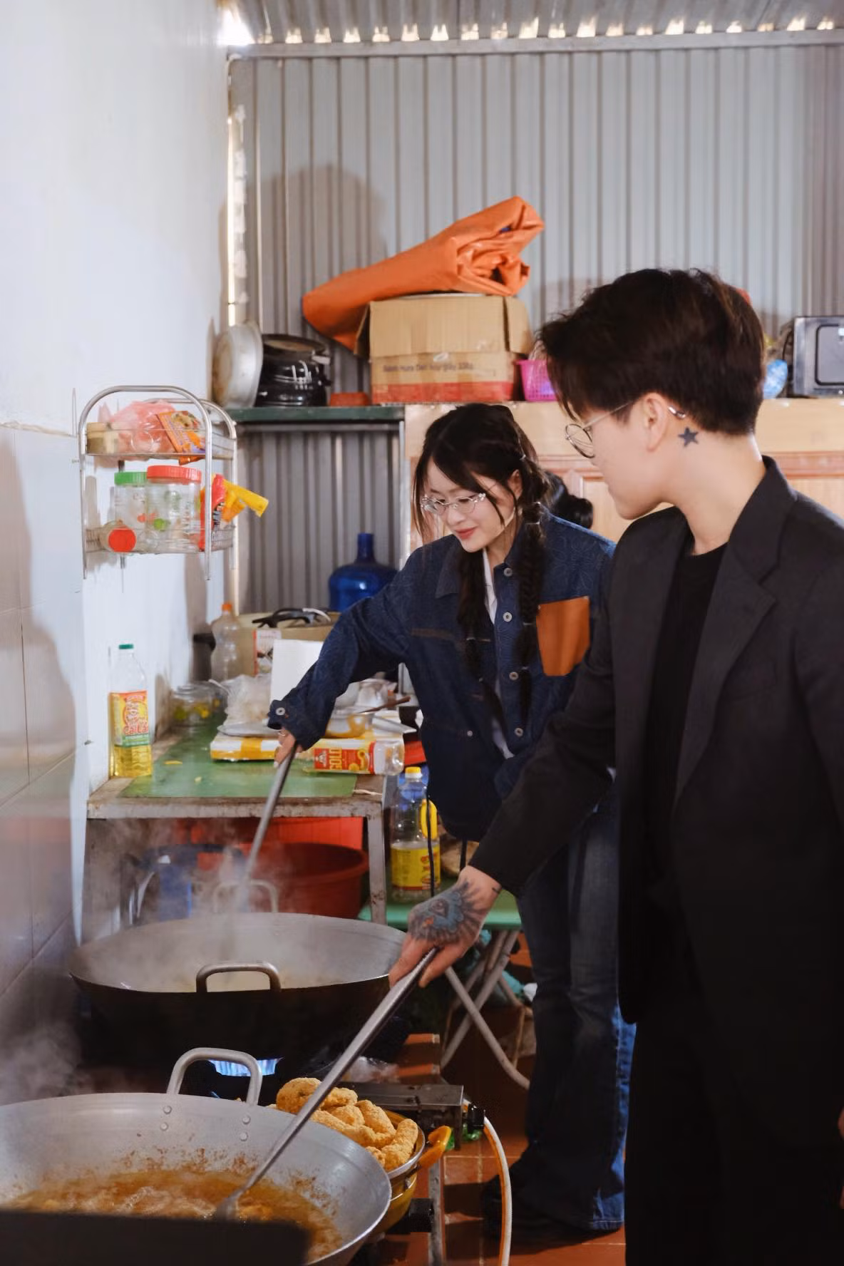 Tuy nhiên, cũng có một dân mạng để lại bình luận tiêu cực: "Giàu vậy mà cho mỗi gà rán thôi à, trên đó thiếu gì gà".