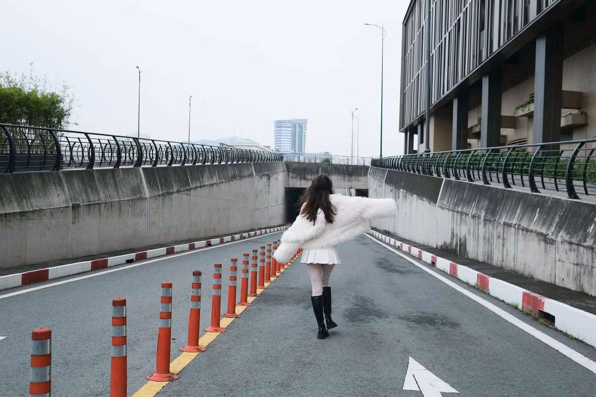 Thanh Giang được nhận xét ngày càng xinh đẹp với gương mặt có nét lai Tây, vóc dáng mảnh mai. Cô nàng thể hiện khả năng "cân đẹp" mọi concept khi có thể hoá thân tiểu thư dịu dàng rồi lại hoá "girl phố" cá tính.