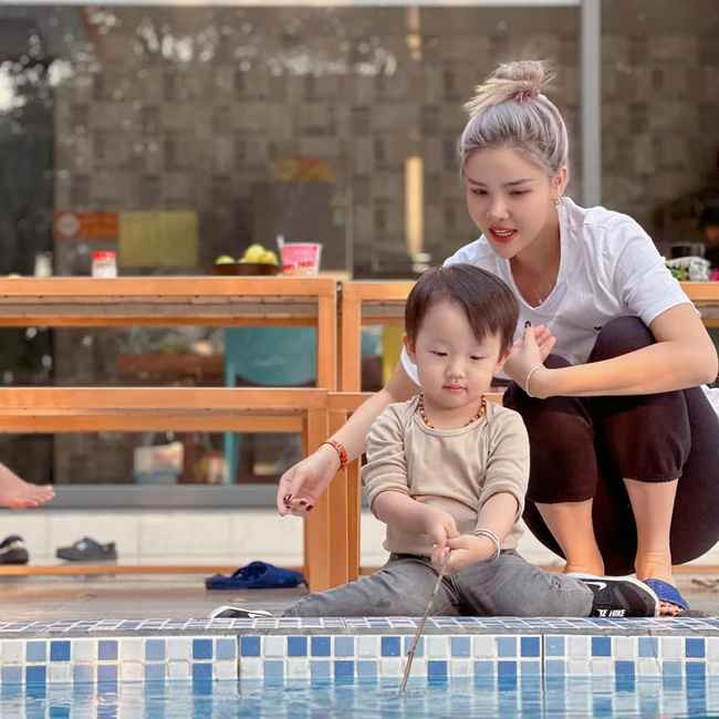 Còn về phía Mạc Hồng Quân, nam cầu thủ trở thành người đàn ông của gia đình và không vướng thêm bất cứ tai tiếng nào liên quan đến chuyện tình ái nữa