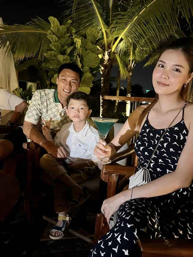 Mặc kệ việc, Mạc Hồng Quân từng vướng vào nhiều ồn ào về chuyện tình cảm. Nhưng sau khi cả hai về chung một nhà, Kỳ Hân luôn thương yêu và chăm lo cho chồng con.