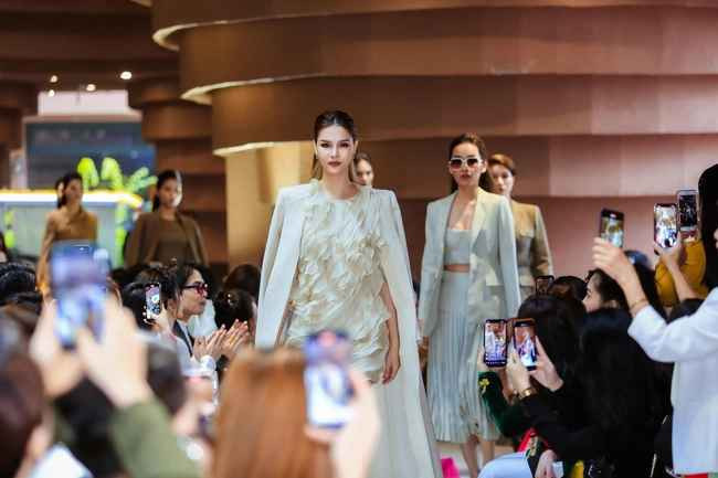 Dù đã là mẹ của hai cậu con trai nhưng body của vợ Mạc Hồng Quân không thua kém gì đàn chị.