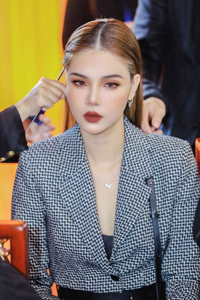 Vợ của Mạc Hồng Quân cao 1m78, cô nàng luôn giữ sự nổi bật mỗi khi xuất hiện.