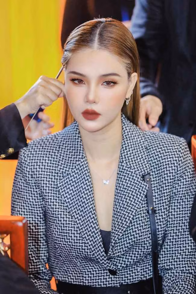 Vợ của Mạc Hồng Quân cao 1m78, cô nàng luôn giữ sự nổi bật mỗi khi xuất hiện.