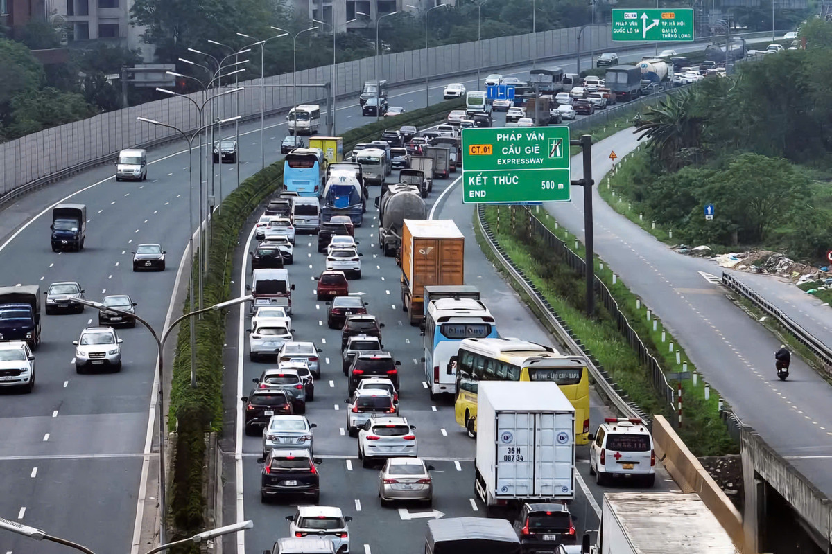 Hàng dài xếp hàng để vào thành phố tại đường cao tốc Pháp Vân - Cầu Giẽ.