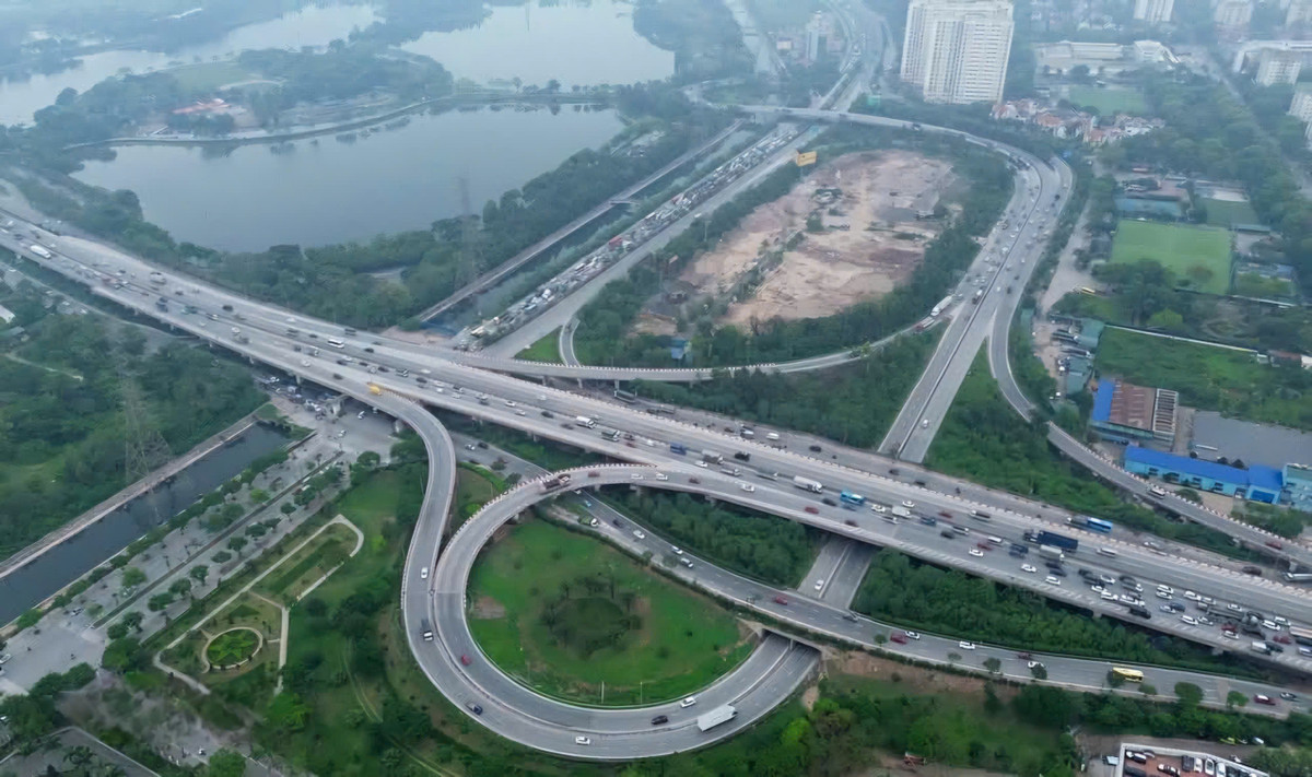 Các về chiều lưu lượng phương tiện gia tăng đột biến trên đường Ngọc Hồi (quận Hoàng Mai), hướng vào trung tâm thành phố.