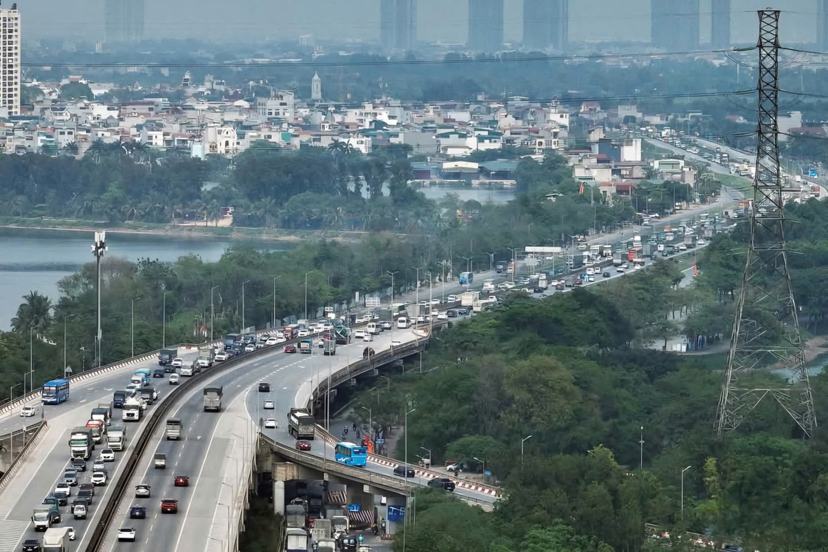 Đội CSGT đường bộ cao tốc số 3 (Cục CSGT) đã cử cán bộ, chiến sỹ tăng cường phân luồng, hướng dẫn các phương tiện để không xảy ra xung đột.