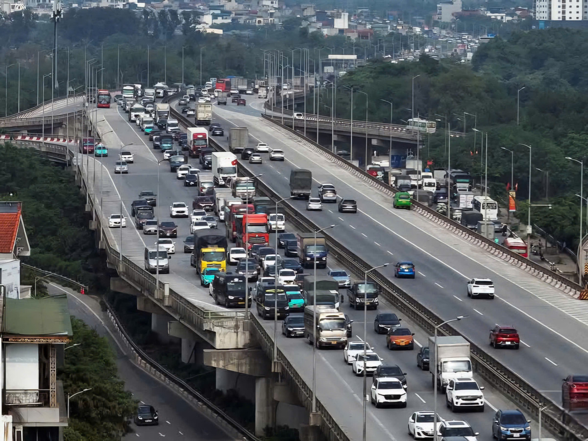 Ghi nhận tại điểm cuối cao tốc Pháp Vân - Cầu Giẽ (đoạn qua huyện Thanh Trì, Hà Nội), hàng ô tô dài gần 2km ùn ùn vào trung tâm thành phố và lên đường Vành đai 3 trên cao.