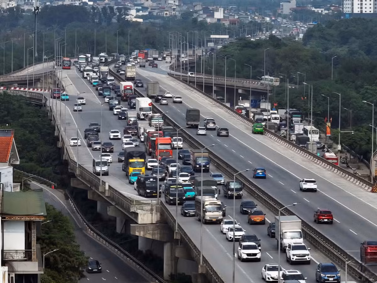 Ghi nhận tại điểm cuối cao tốc Pháp Vân - Cầu Giẽ (đoạn qua huyện Thanh Trì, Hà Nội), hàng ô tô dài gần 2km ùn ùn vào trung tâm thành phố và lên đường Vành đai 3 trên cao.