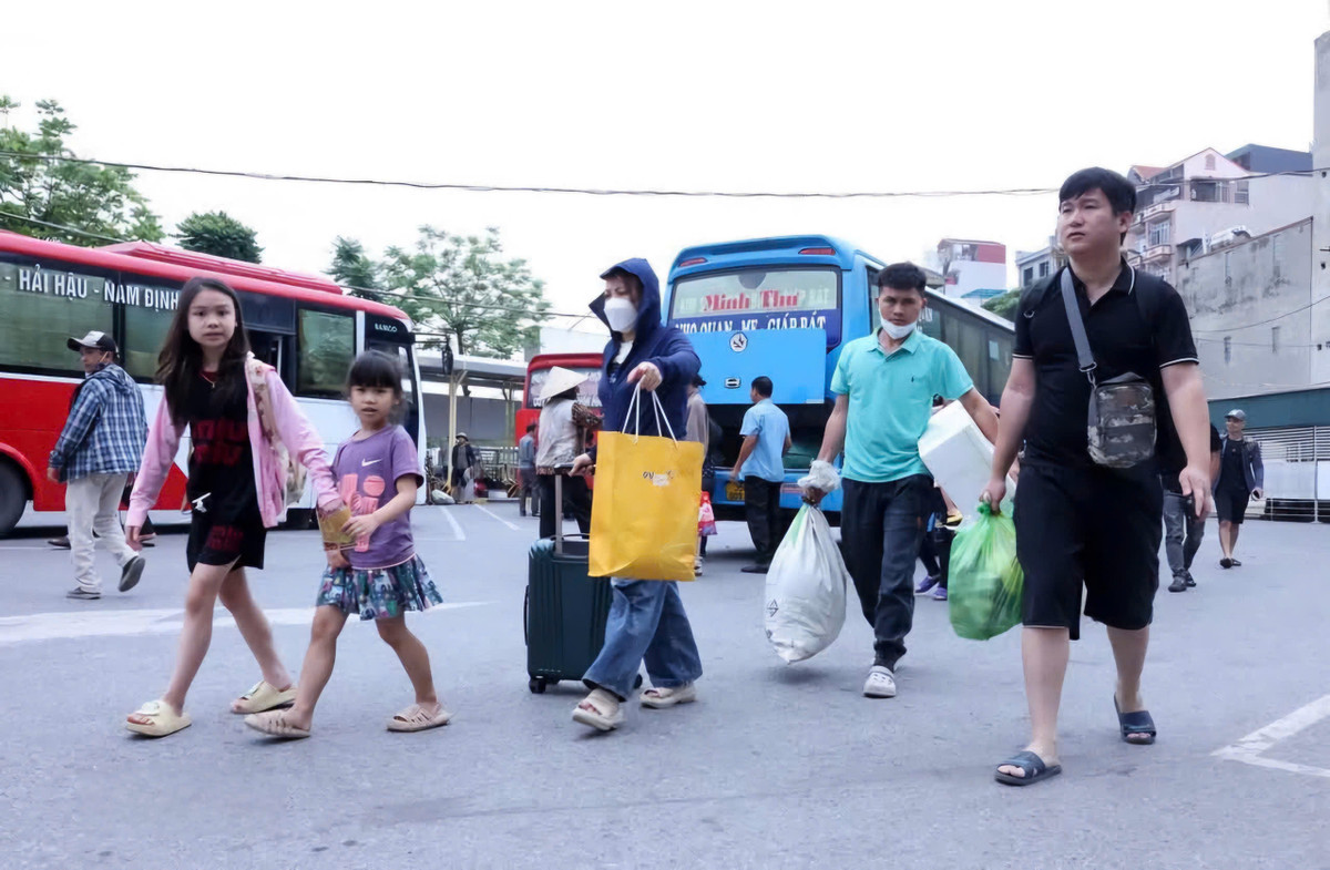 Trong ngày, CSGT Công an các địa phương cũng đã xử lý 7.875 trường hợp vi phạm; tạm giữ 48 ô tô, 2.179 mô tô và 55 phương tiện khác. Đồng thời, tước 227 giấy phép lái xe các loại, trừ điểm giấy phép lái xe 1.080 trường hợp. Trong đó, xử lý 1.836 trường hợp vi phạm nồng độ cồn, 2.021 trường hợp vi phạm về tốc độ...