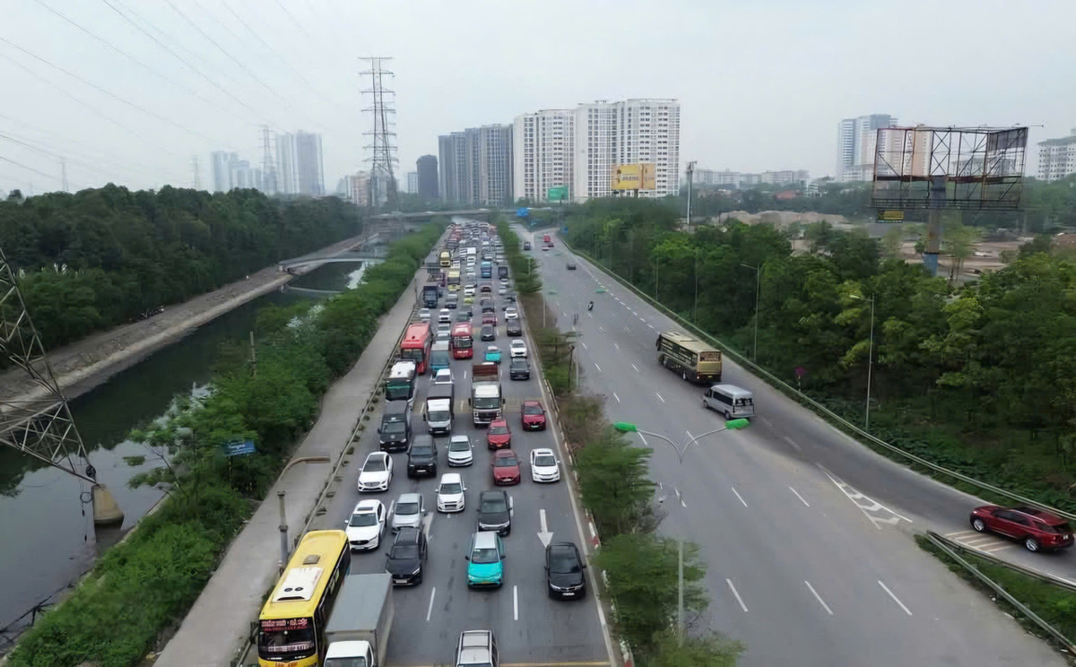 Cục CSGT khuyến cáo người dân trở lại thành phố sau kỳ nghỉ lễ cần lưu ý chấp hành nghiêm Luật Trật tự, an toàn giao thông đường bộ, tuân thủ hiệu lệnh đèn tín hiệu và người chỉ huy giao thông.