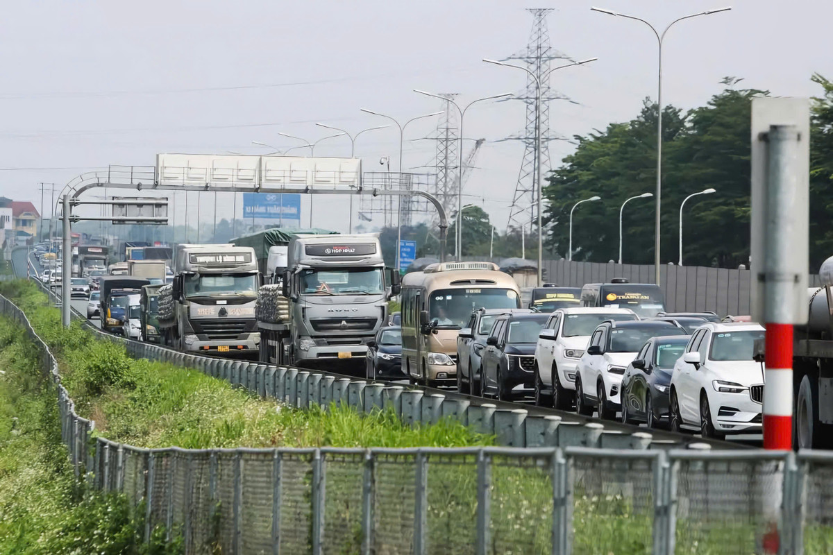 Nút vào thành phố trên đường cao tốc Pháp Vân - Cầu Giẽ chiều ngày 3/5.