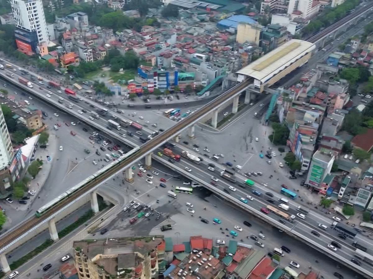 Trên đường Vành đai 3 trên cao, các phương tiện xếp hàng dài để di chuyển theo hướng đi Mai Dịch (quận Cầu Giấy).