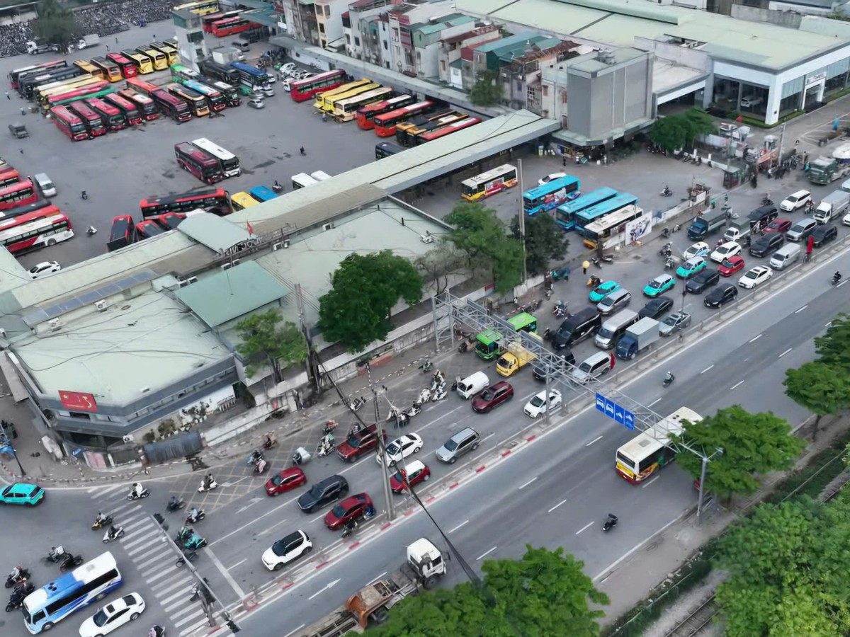 Chiều 3/5, dù còn 1 ngày nữa mới kết thúc kỳ nghỉ lễ 30/4 - 1/5 nhưng nhiều người dân đã trở lại Hà Nội.